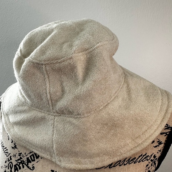 NWT Stylish Cream Bucket Hat - Picture 2 of 4